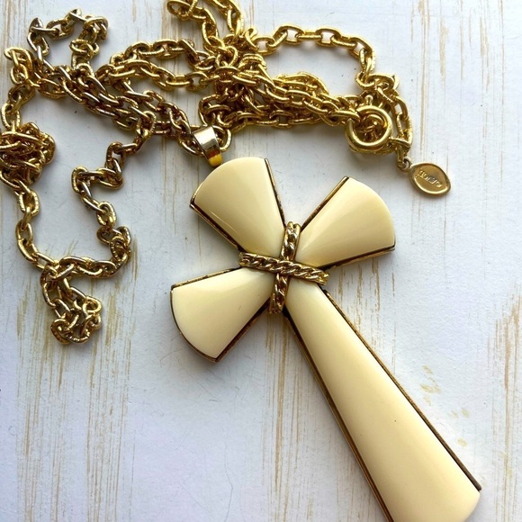 Vintage Avon Juliet Cross Pendant Necklace - Picture 2 of 10